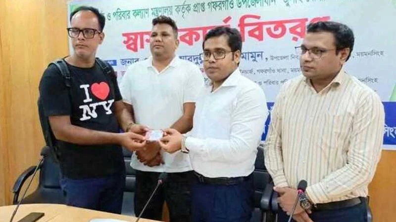 ‘জুলাই যোদ্ধার’ স্বাস্থ্য কার্ড যুবলীগ কর্মীর হাতে! ফেরত আনল প্রশাসন